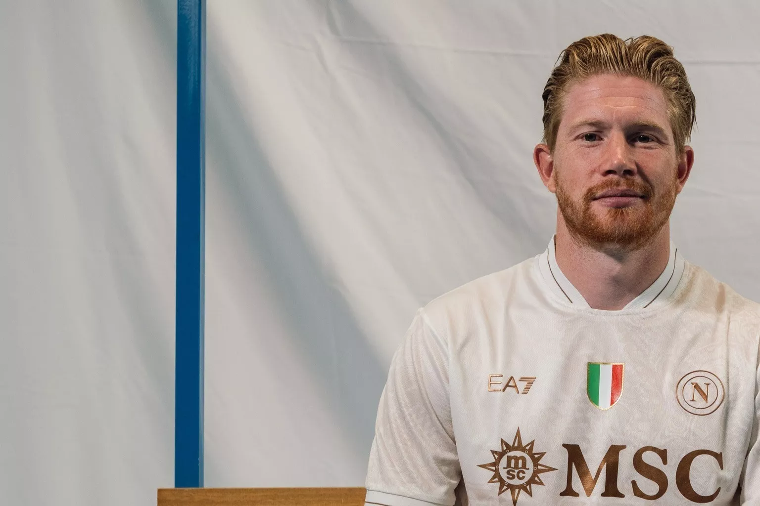 De Bruyne ganha a camisa 10 de Maradona para treinar no Napoli (Foto: Divulgação)