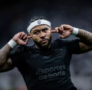 Presidente corintiano nega renegociar contrato de Depay, mas diz ser preciso 'cortar na carne'