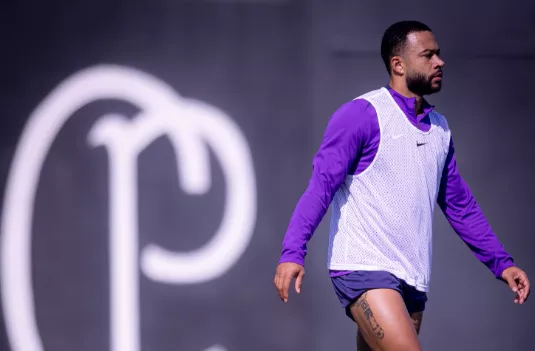 Depay falta a treino do Corinthians