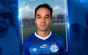 Confiança repatria lateral como 7º reforço durante janela de transferências