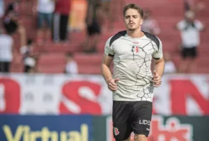 Maringá acerta contratação de meia do Santa Cruz-PE