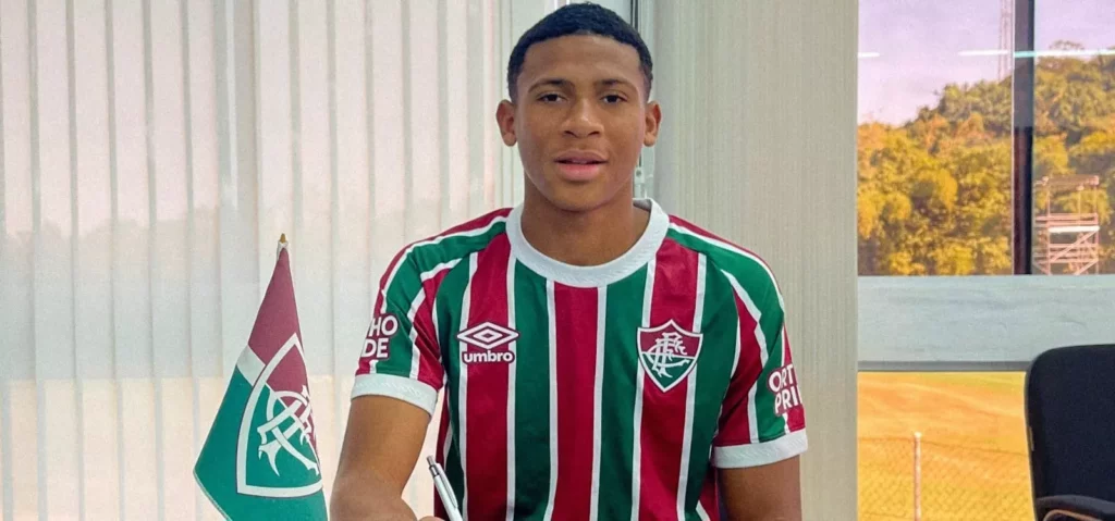 Joia da base assina contrato profissional com Fluminense