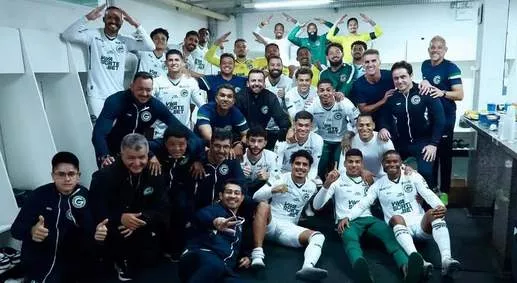 Goiás festeja virada e liderança em Chapecó.