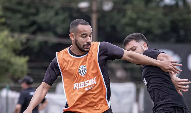 Comercial deseja contratar  um meia-atacante para o segundo turno