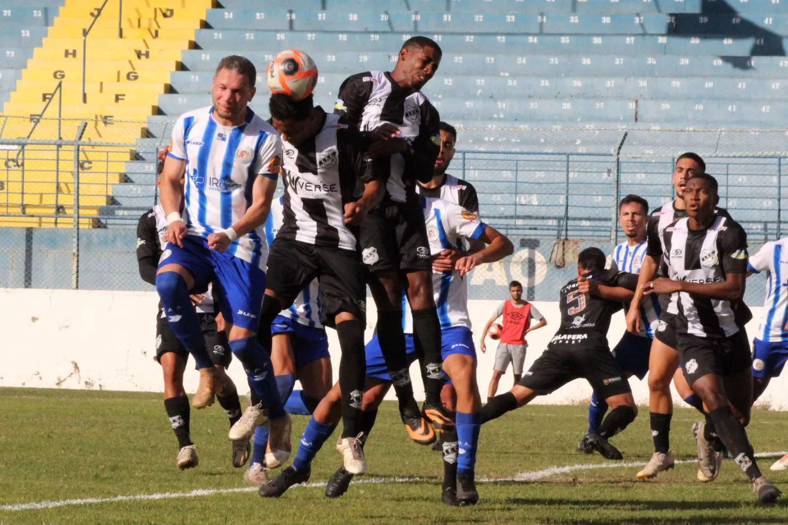 Foguinho de cabeça marcou o único gol do jogo (Foto: Edio Jr. / Jornal da Manhã)
