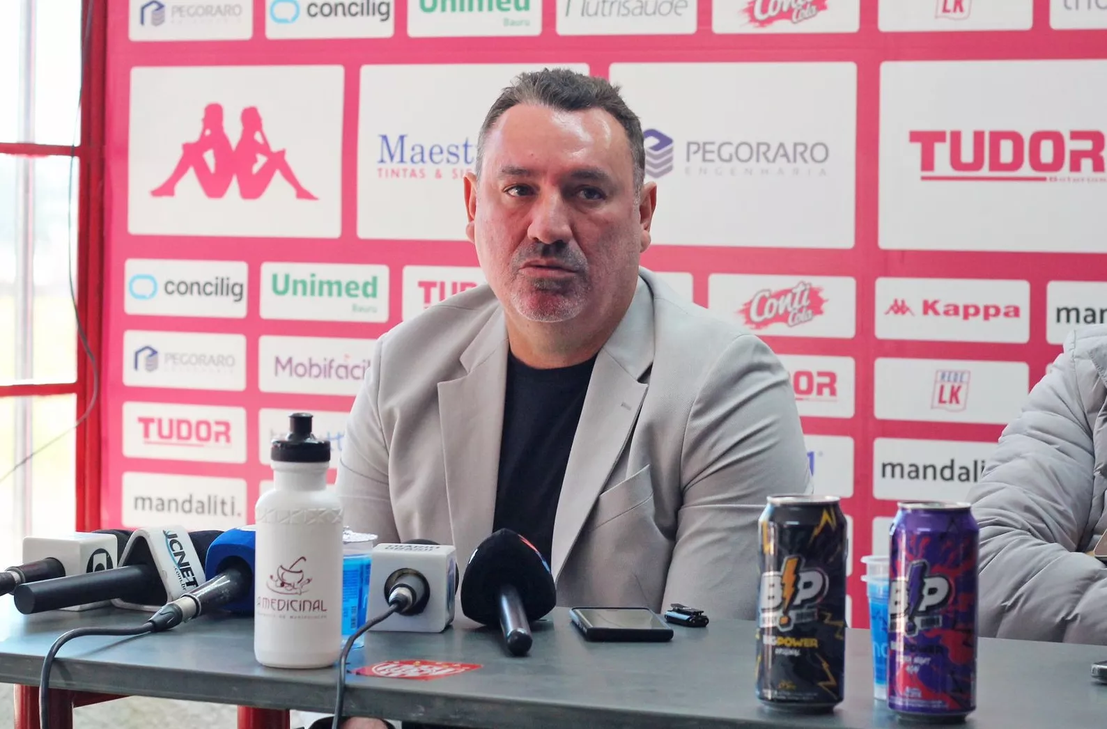 Noroeste oficializa técnico campeão da A2 de olho no Paulistão 2026 1 Guilherme Alves foi anunciado na manhã desta quarta-feira (Foto: Bruno Freitas / Noroeste SAF)