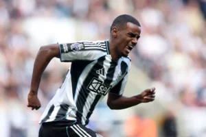 Liverpool mira Isak, do Newcastle, por R$ 893 milhões em 2025