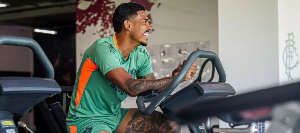 John Kennedy faz primeiro treino em retorno ao Fluminense: ‘Especial’