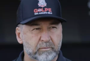 Augusto Melo resiste à pressão e não pensa em deixar o Corinthians