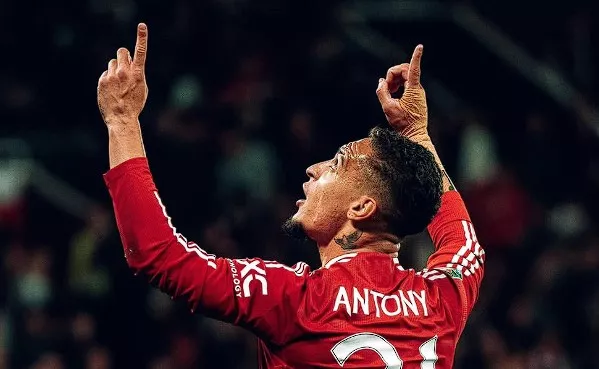 Manchester United afasta Antony e libera cinco para sair em 2025