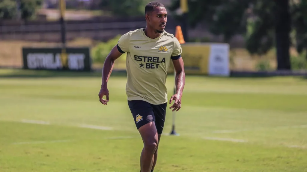 Léo Alaba não está entre os relacionados do Criciúma