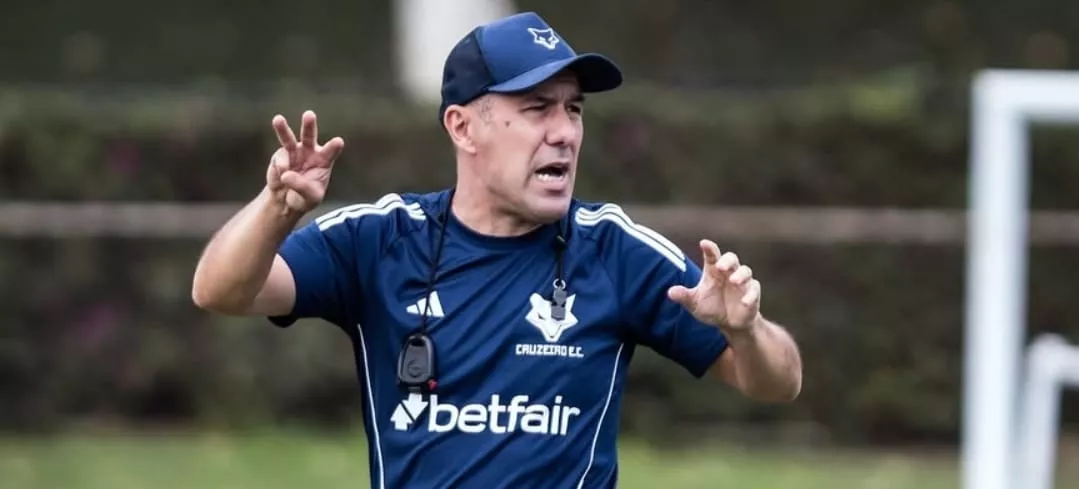 Leonardo Jardim durante treino (Foto: Gustavo Aleixo/ Cruzeiro)