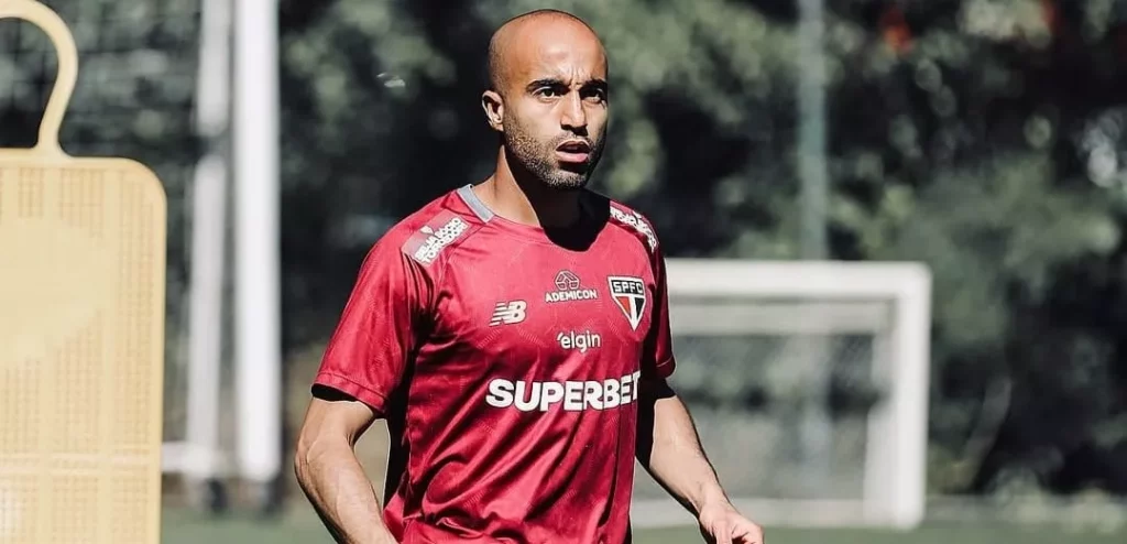 Lucas avança em recuperação no São Paulo e treina no campo