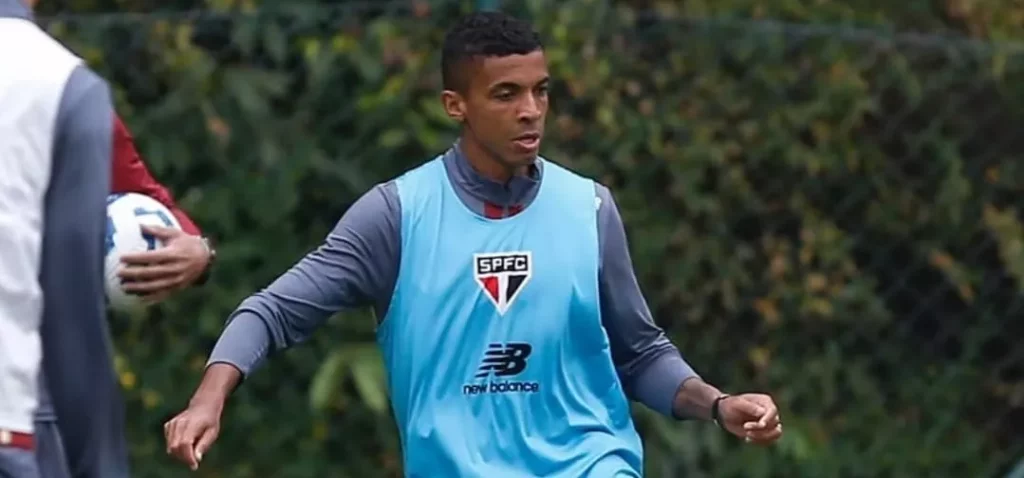 Luiz Gustavo volta a treinar com o elenco do São Paulo