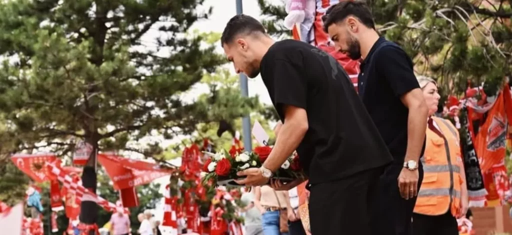 Portugueses do Manchester United homenageiam Diogo Jota e irmão