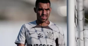 Matheuzinho celebra assistência em gol do Corinthians no Dérbi