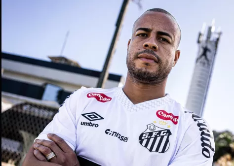 Mayke e apresentado no Santos