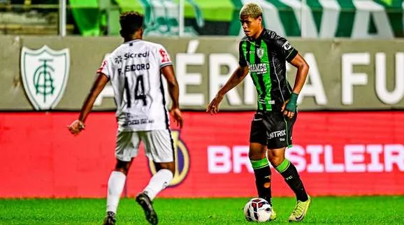 América-MG acerta contratação de atacante do Emirados Árabes 2 América-MG foi ineficiente no ataque. Foto: Mourão panda – América-MG