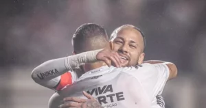 Neymar arruma confusão, faz gol, e Santos bate Desportiva Ferroviária em estreia de filho de Robinho