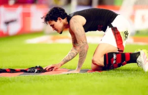 Pedro marca, beija o escudo do Flamengo e é aplaudido por Filipe Luís