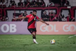 Volante do Atlético-GO está de saída rumo ao exterior
