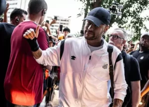 Neymar valoriza empate do Santos 'na raça' e fala em 'zerar a mente'