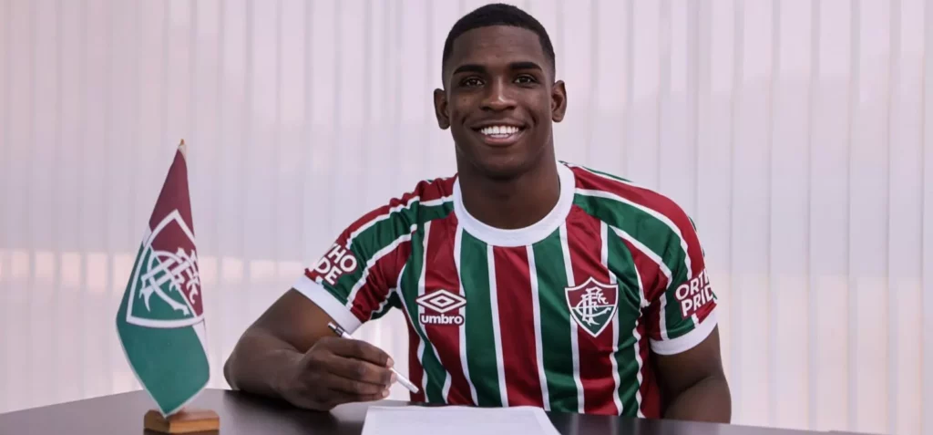 Fluminense renova o contrato de promissor meia da base