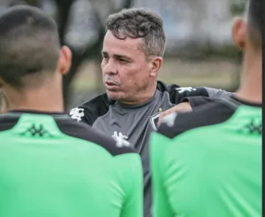 Em seu 106º jogo, Evaristo Piza vence e tira o Botafogo da zona de rebaixamento