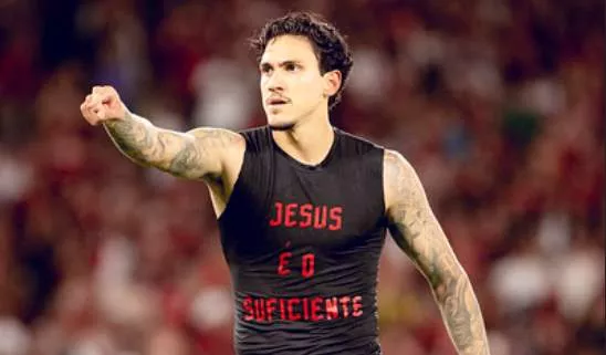 Pedro marca, beija o escudo do Flamengo e é aplaudido por Filipe Luís 2 Brasileirão - 2025