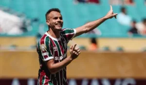 Renê mira Chelsea e brinca com Fluminense 