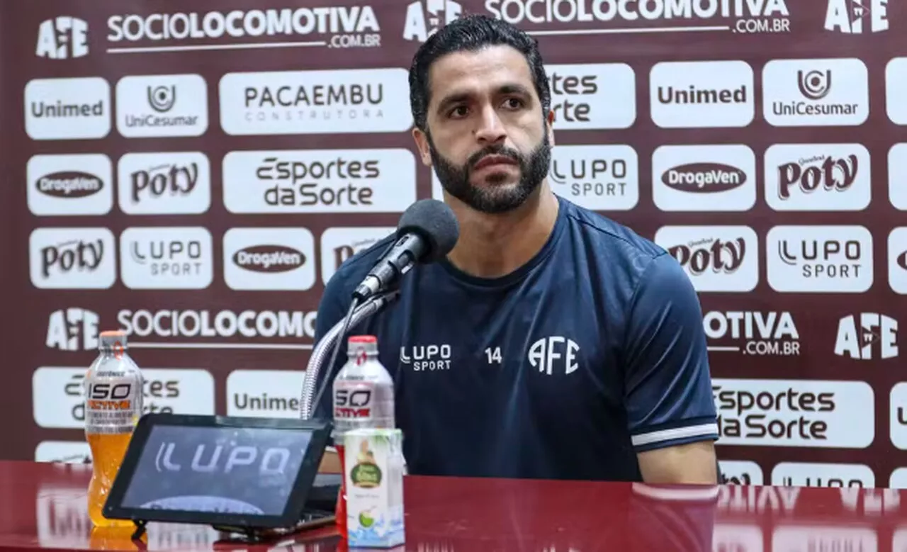 Ronaldo Alves reclama de gramado em derrota da Ferroviaria