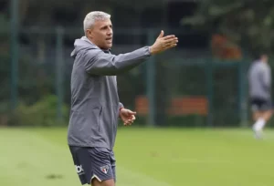 São Paulo pode não ter Crespo contra o Flamengo por pendências com Zubeldía