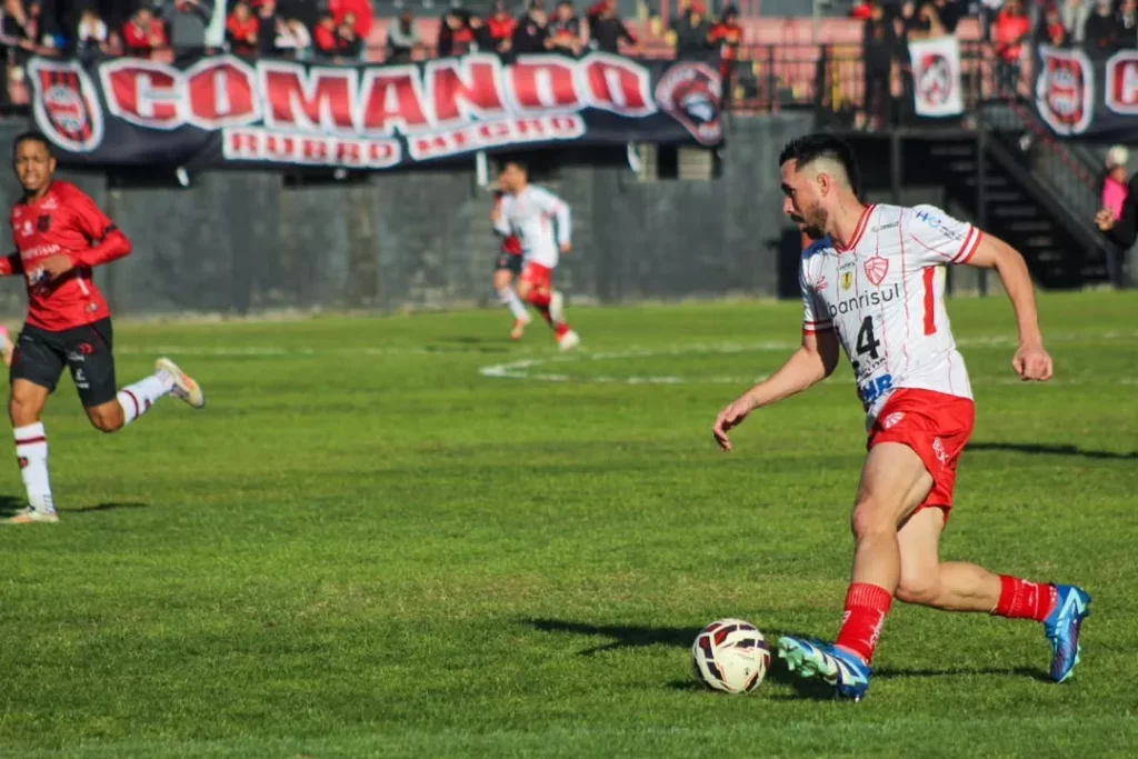 Brasil-RS 0 x 1 São Luiz-RS - Visitantes levam a melhor em duelo gaúcho (Foto: Lucas Domelles/São Luiz)