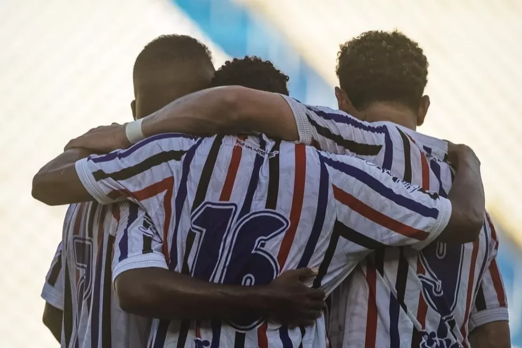 Jogador do Maranhão é atingido por linha de pipa durante partida 2 Jogador do Maranhão é atingido por linha de pipa durante partida (Foto: Yuri Oliveira/MAC)
