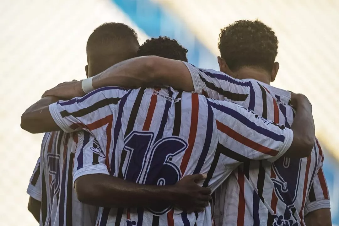 Jogador do Maranhão é atingido por linha de pipa durante partida