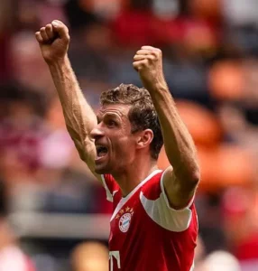 Musiala tem cirurgia bem-sucedida, Müller se despede e Olise renova até 2029 no Bayern