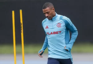 Médico do Flamengo aponta lesão crônica e De La Cruz responde 'na lata'