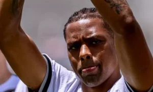 Recém-chegado assume vaga na zaga do Botafogo após saída de Jair