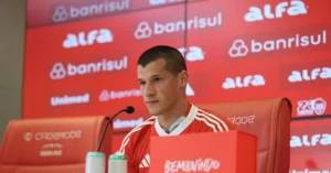 Alan Benítez é apresentado pelo Inter para reforçar a lateral-direita