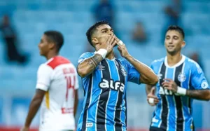 Grêmio recusa oferta, mas Peñarol insiste por Arezo