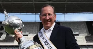 Textor faz proposta para retomar Botafogo e separar do Lyon