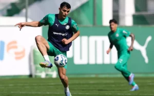 Ramón Sosa treina no Palmeiras e aguarda regularização no BID