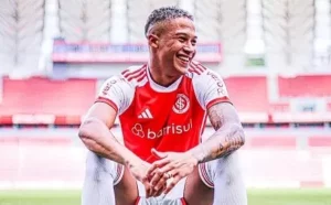 Vitinho renova com Internacional até 2026 após aval da Fifa