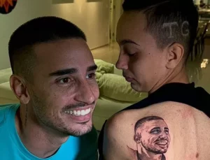 Torcedora do Santa Cruz tatua rosto de Thiago Galhardo nas costas