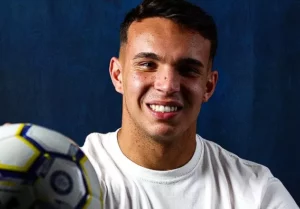 Rescindido com o Corinthians, atacante vai de graça para o Hellas Verona-ITA