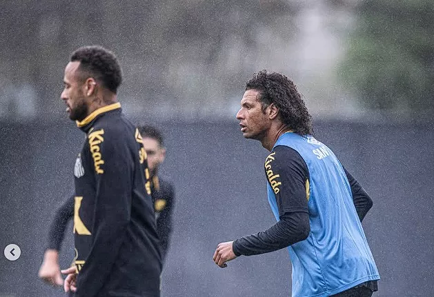 Neymar e Willian Arão. Foto: Raul Baretta/Santos FC