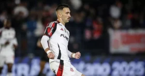 Flamengo recusa oferta milionária do Leipzig por Léo Ortiz