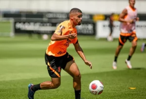 Aposentado aos 23 anos, ex-lateral cobra R$ 5 milhões do Corinthians por lesão