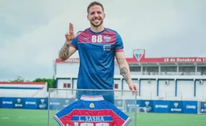 Fortaleza renova com Lucas Sasha até 2026 e afasta Athletico-PR