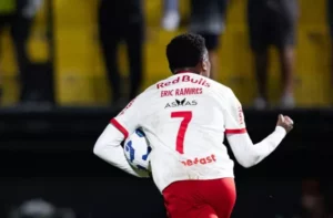 Bragantino renova com Eric Ramires até 2028 e fixa multa milionária